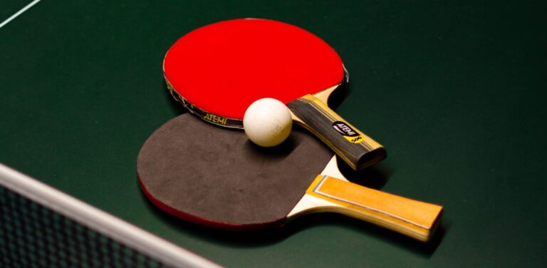 Choisir sa première raquette de tennis de table : le guide pour débutants belges